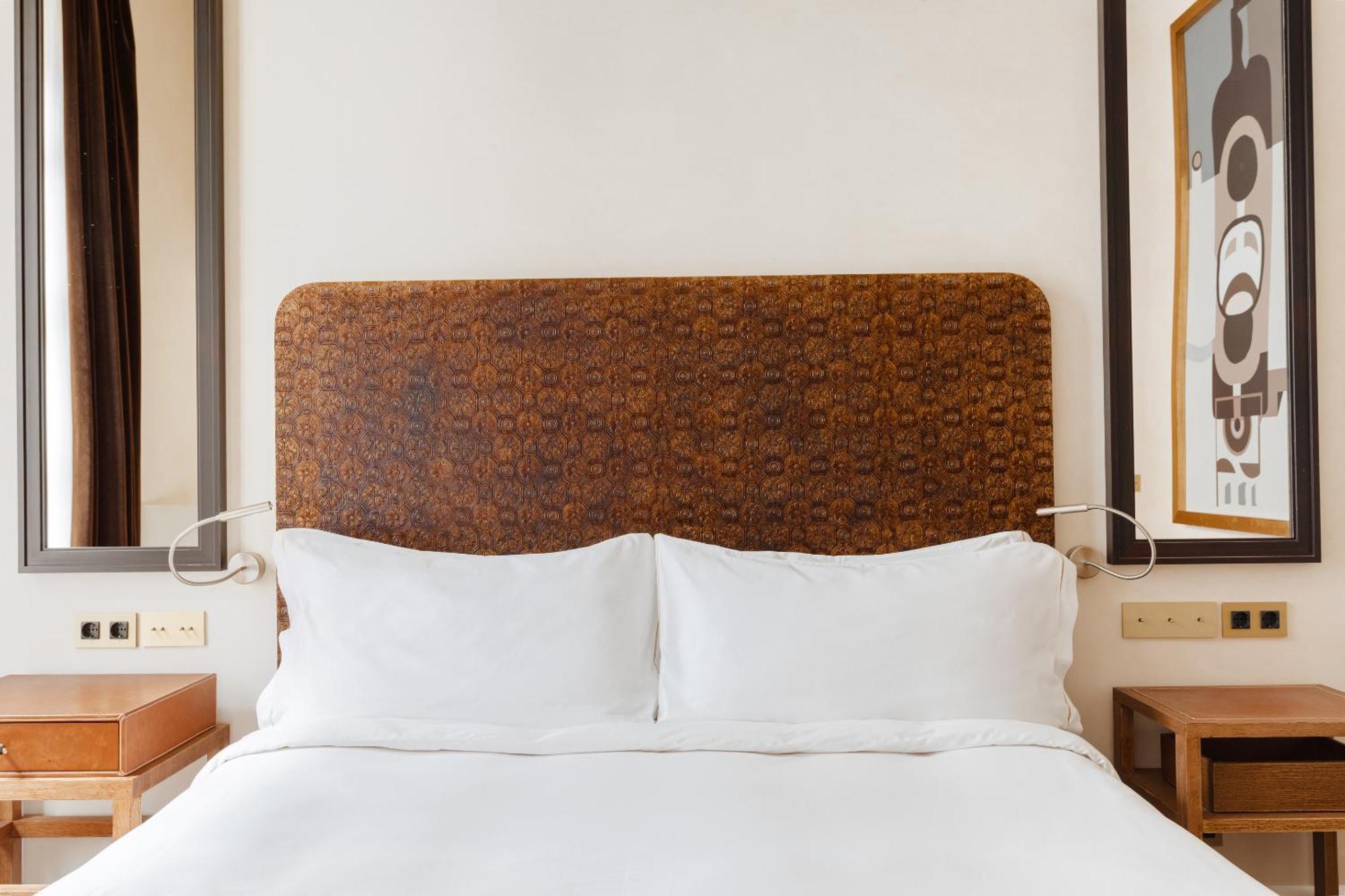 Do Placa Reial Powered By Sonder Барселона Номер фото A bed with a headboard