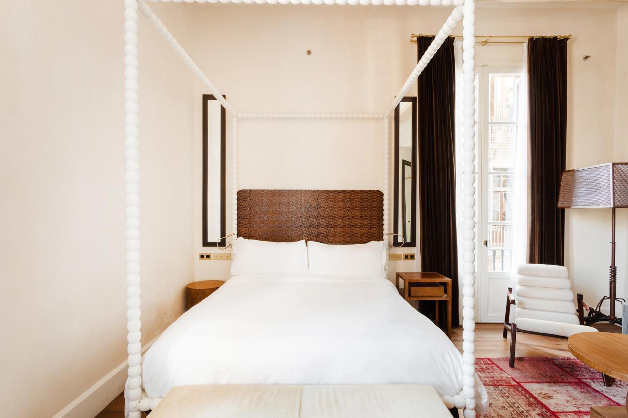 Do Placa Reial Powered By Sonder Барселона Номер фото A guest room at the Hotel George Washington