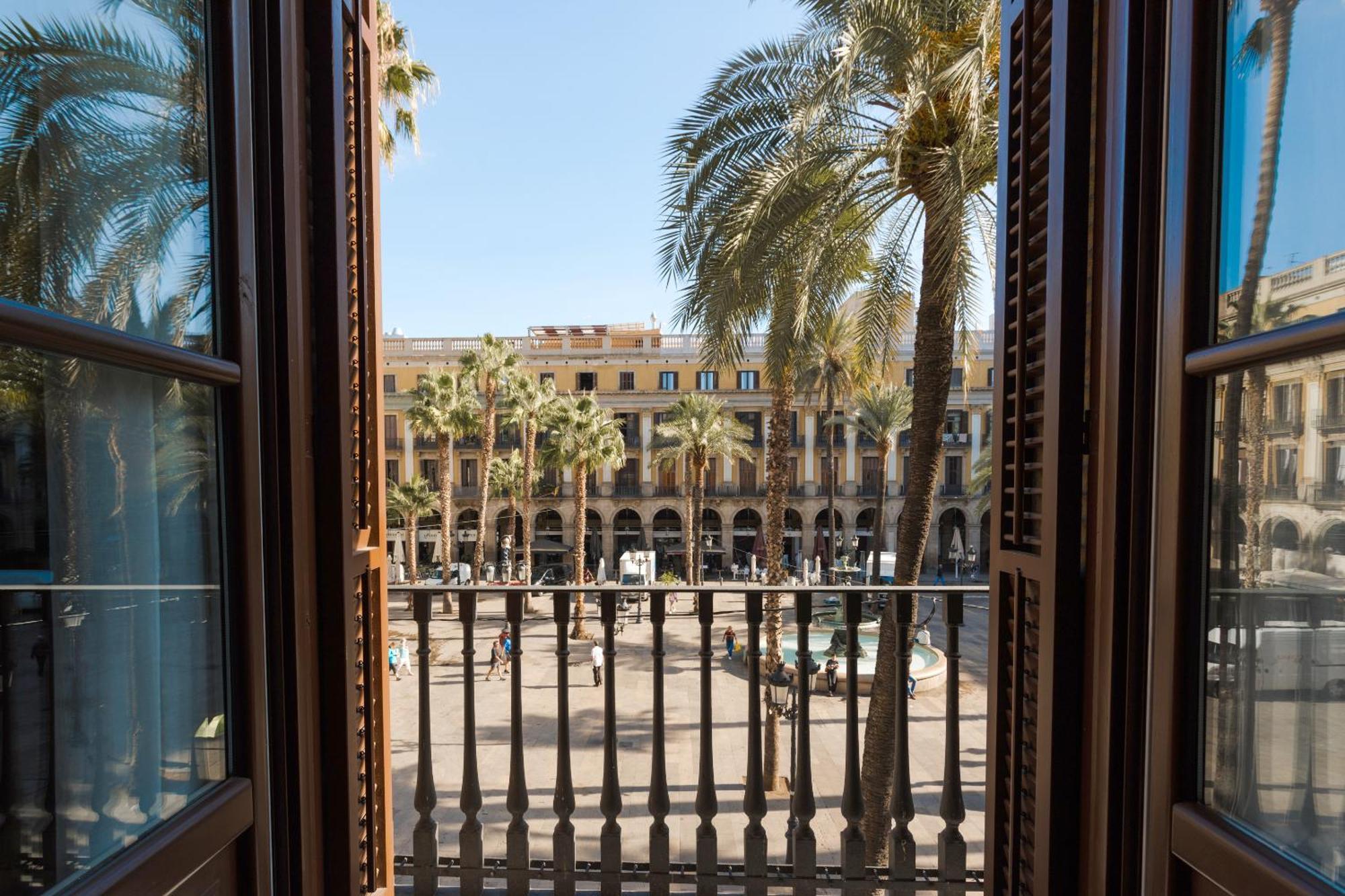 Do Placa Reial Powered By Sonder Барселона Екстер'єр фото View of the square from the hotel