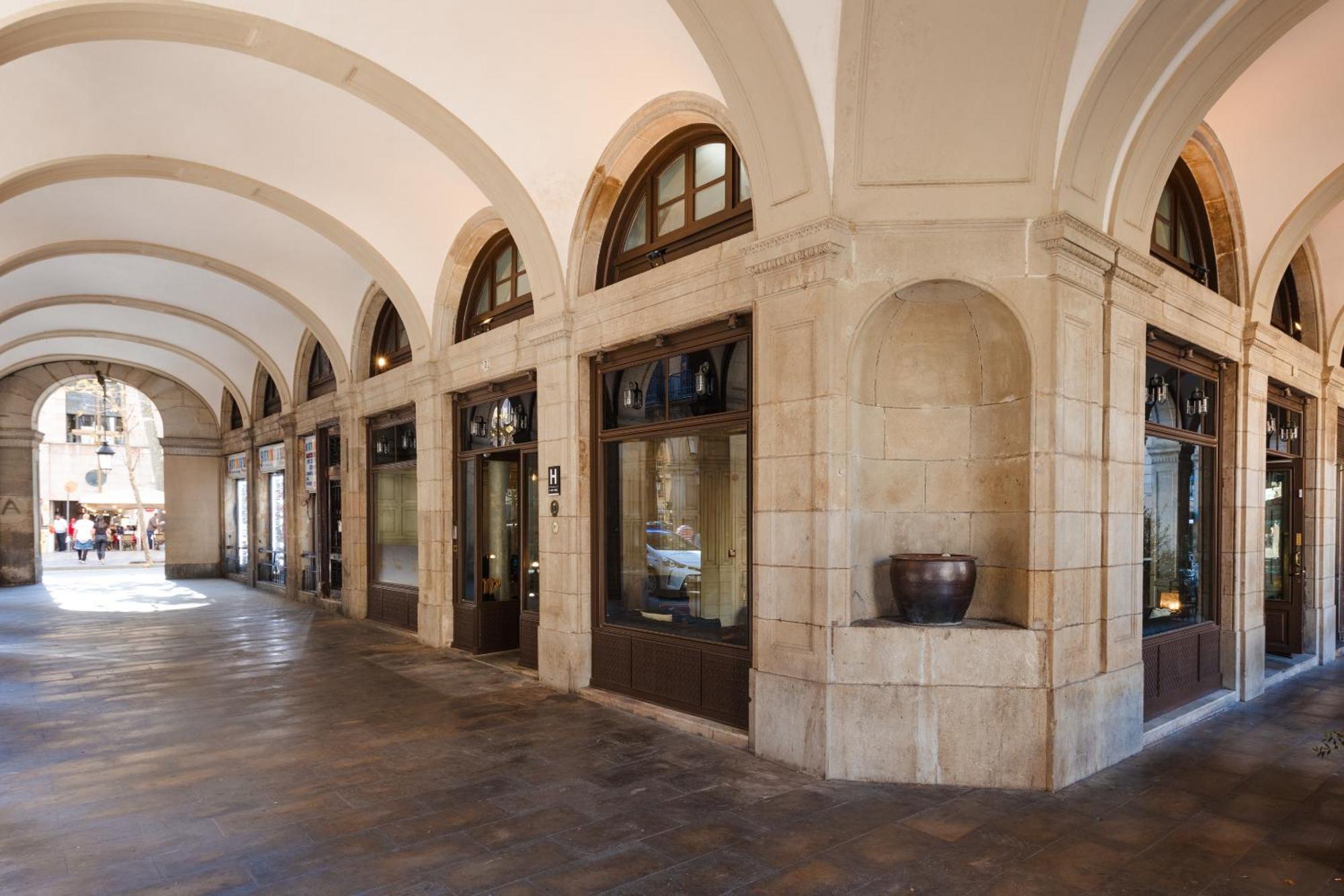 Do Placa Reial Powered By Sonder Барселона Екстер'єр фото Interior of the shopping mall
